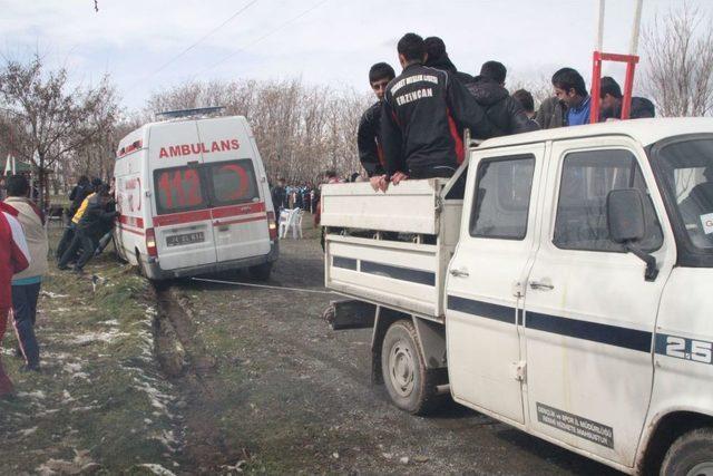 Çamura Saplanan Ambulansı, Sporcular Çıkardı