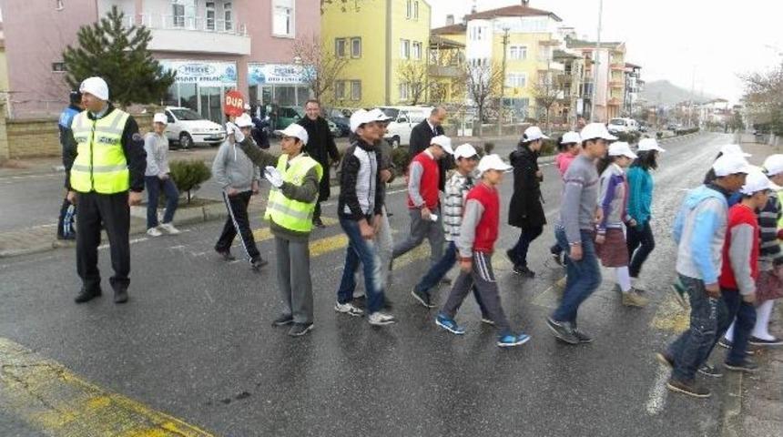 G&ouml;n&uuml;ll&uuml; Trafik&ccedil;i &Ouml;ğrenciler Belgelerini Aldı