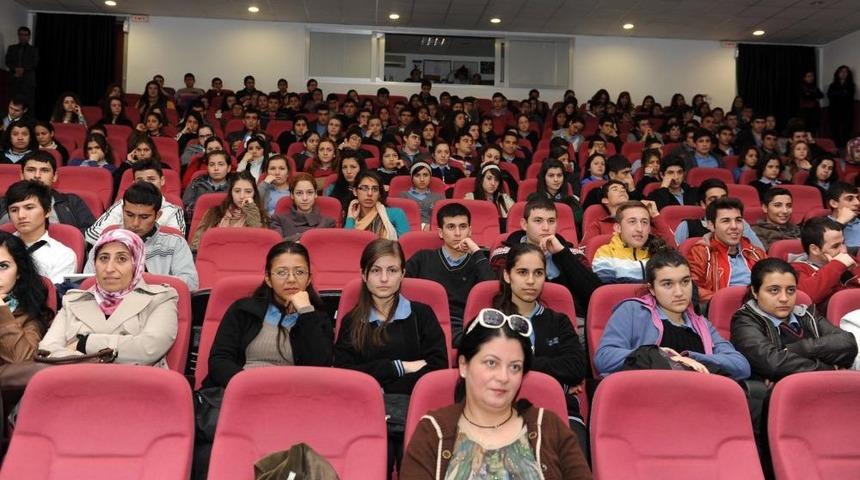 Gen&ccedil;lere, Mutluluk I&ccedil;in &lsquo;kendinizi Tanıyın&rsquo; Tavsiyesi