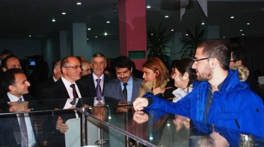 Bolu Valisi &Ouml;z&ccedil;imen &Uuml;niversitelilerle Buluştu