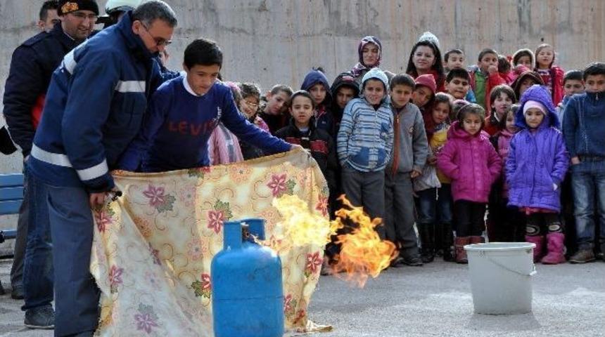 Suşehri&rsquo;nde Yapılan Yangın Ve Deprem Tatbikatı Ger&ccedil;eğini Aratmadı