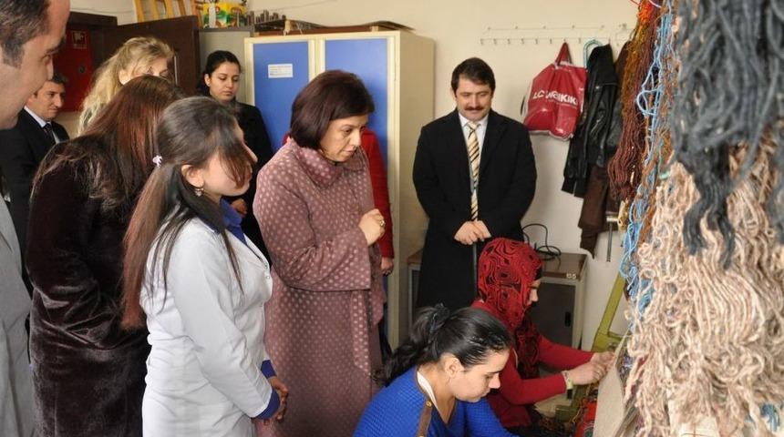 'G&ouml;n&uuml;l El&ccedil;ileri' Eruh&rsquo;ta Şehit Ailelerini Ziyaret Etti