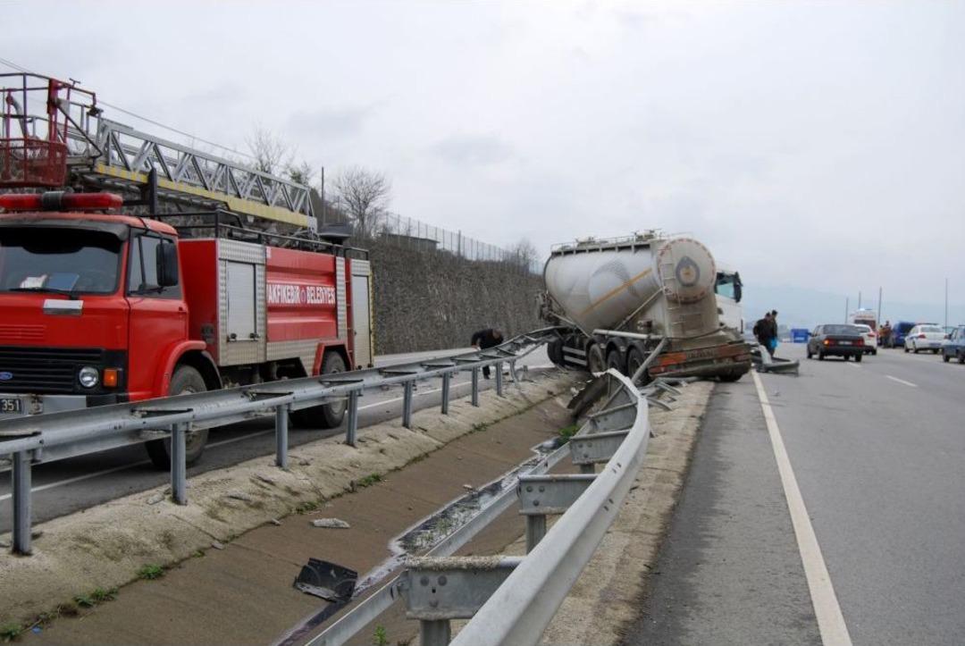 Direksiyon H&acirc;kimiyetini Kaybeden TIR Bariyerlere &Ccedil;arptı: 2 Yaralı