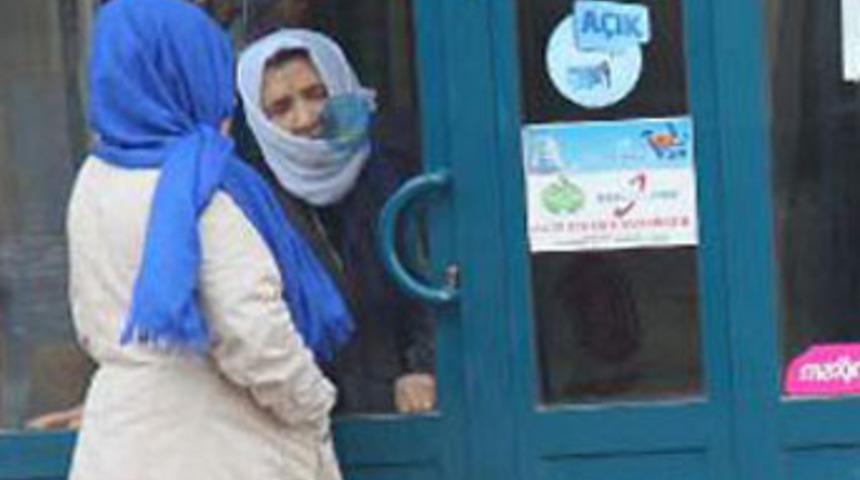 D&uuml;kkan sahibi namaza gidince i&ccedil;eride kilitli kaldı