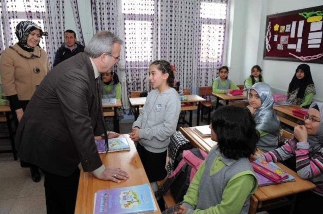 Vali Karaloğlu, &Ouml;ğrencileri Giydirdi