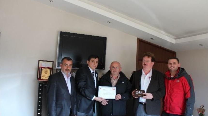 G&uuml;mr&uuml;k&ouml;n&uuml; Vergi Dairesi M&uuml;d&uuml;rl&uuml;ğ&uuml; Vergi Rekortmenlerini İş Yerlerinde Ziyaret Etti