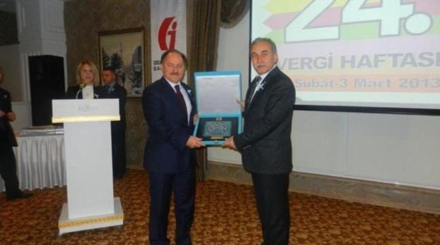 Sakaryalı Rekortmen M&uuml;kelleflere Yemek Verildi