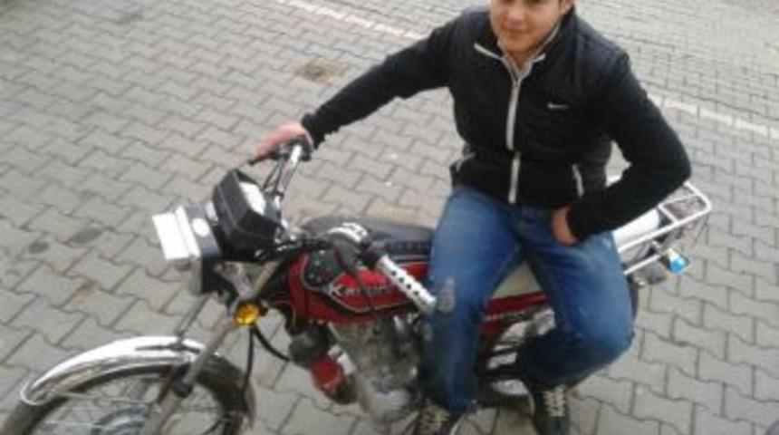 Motosikletle &Ccedil;&ouml;p Kamyonuna &Ccedil;arpan Gen&ccedil; &Ouml;ld&uuml;