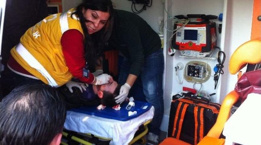 Motosiklet Yayaya &Ccedil;arptı: 3 Yaralı