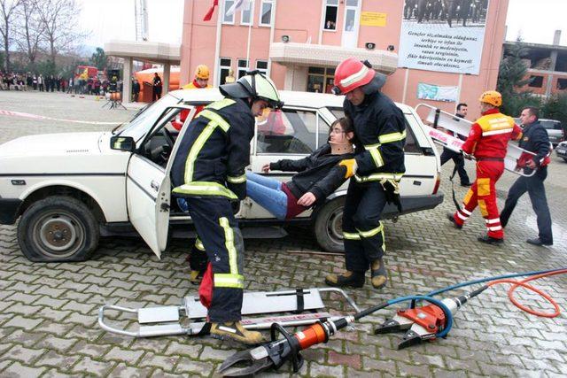 İnegöl Belediyesi İtfaiye Müdürlüğü'nün Tatbikatı Nefes Kesti