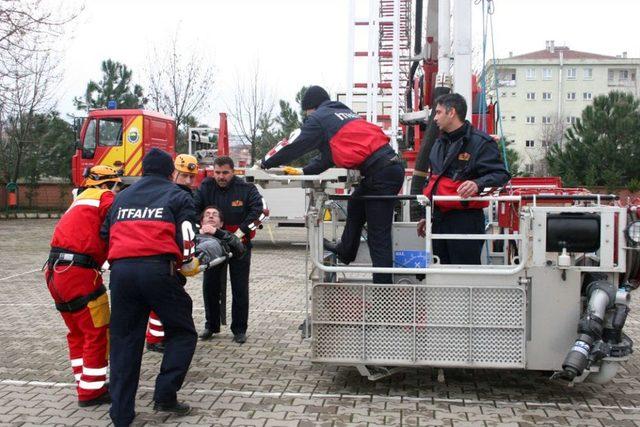 İnegöl Belediyesi İtfaiye Müdürlüğü'nün Tatbikatı Nefes Kesti