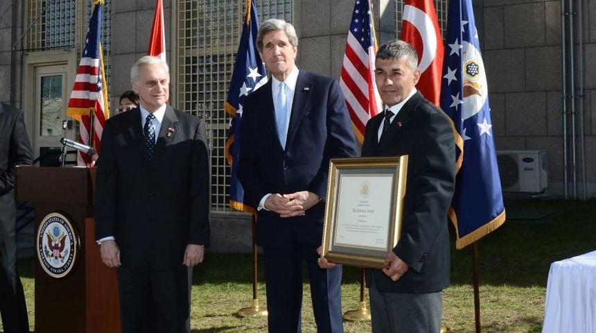 Kerry, Ter&ouml;r Saldırısında &Ouml;len Akarsu&rsquo;yu Anma T&ouml;renine Katıldı