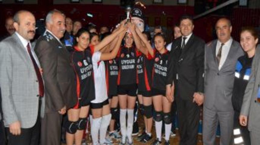 Polisin D&uuml;zenlediği Liseler Arası Bayanlar Voleybol Turnuvası Sona Erdi
