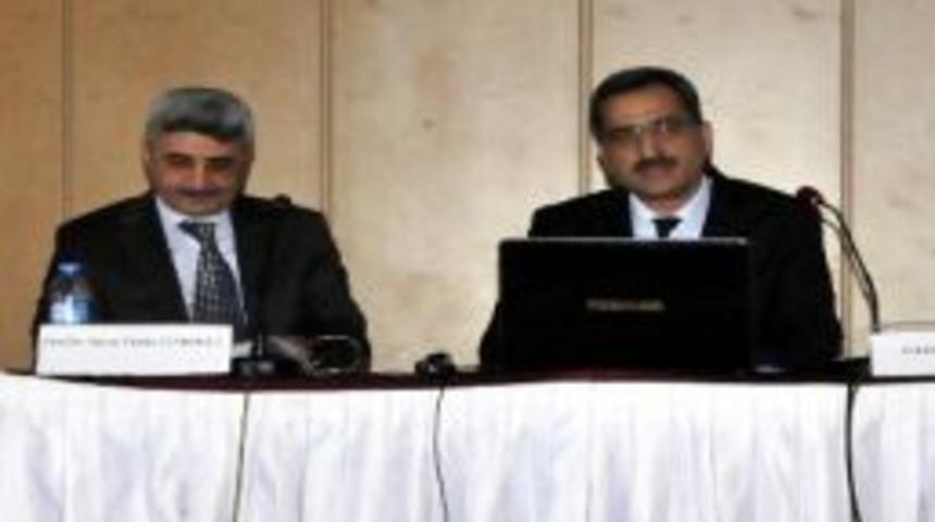 İ&uuml;&rsquo;de 'anayasa' Konferansı D&uuml;zenlendi