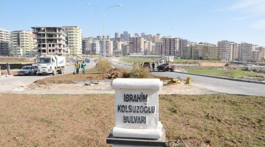 Bulvar İsimleri Ve Kenti Sembolize Eden Eserler Geleneksel Urfa Taşından Yapılıyor