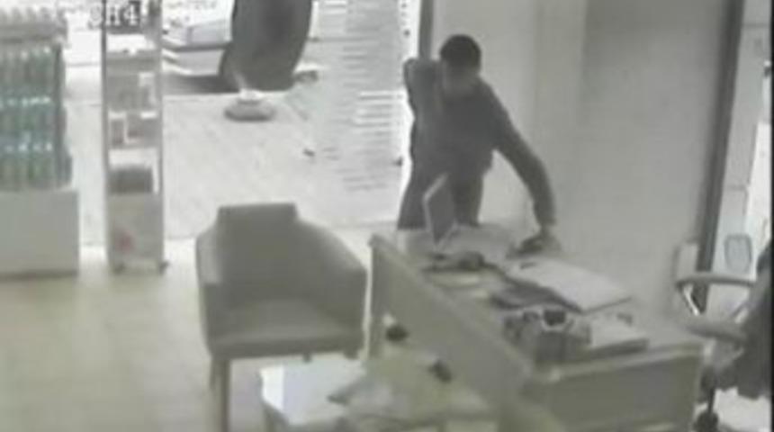 Telefon Hırsızı, Sığındığı Evde Yakalandı