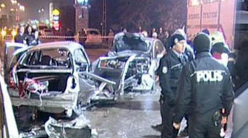 Otomobiller kafa kafaya &ccedil;arpıştı; 2 &ouml;l&uuml;, 4 yaralı