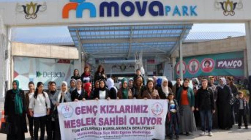 Derikli Gen&ccedil; Kızlar 'H&uuml;k&uuml;met Kadın' Filmini Seyretti