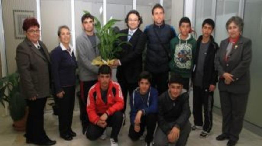 Vanlı &Ouml;ğrencilerin İzmir &Ccedil;ıkarması