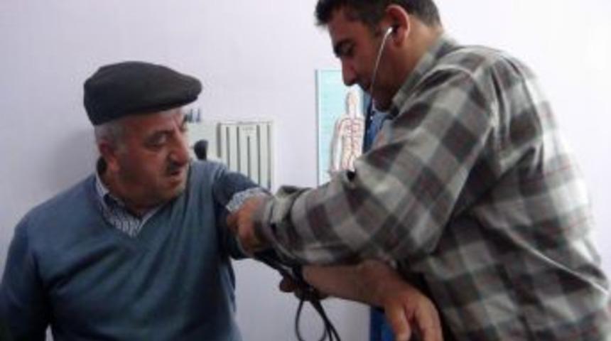 Beldeye Doktor Gelmemesini Protesto I&ccedil;in K&ouml;yl&uuml;ler Temsili Doktor Ve Hemşire Oldu