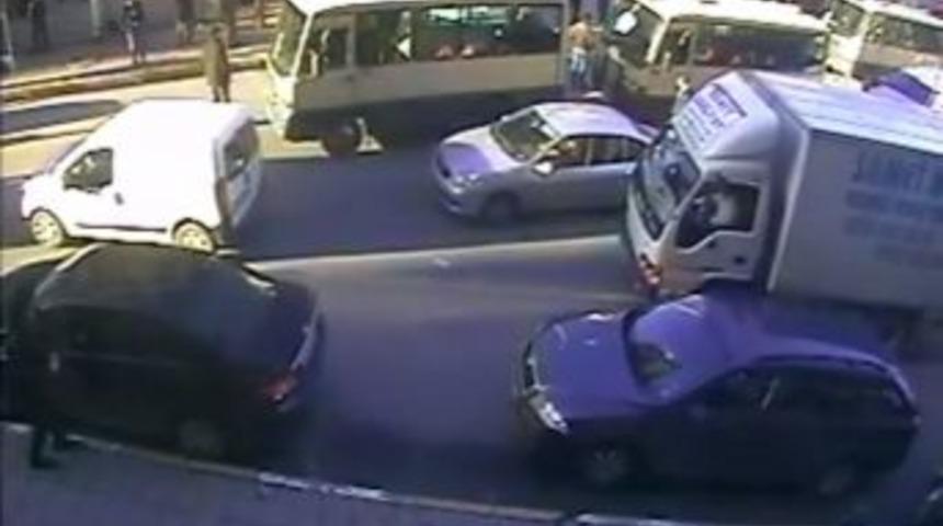 Yol Verme Kavgası G&uuml;venlik Kamerasında