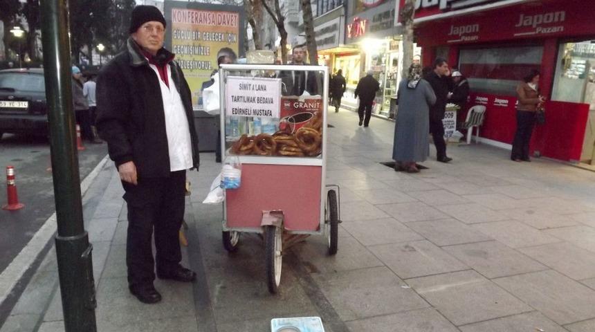 &Uuml;&ccedil; Yıldır Simit Alanı Bedava Tartıyor