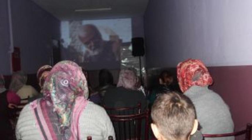 &Ccedil;atak İlk&ouml;ğretim Kurumu  k&ouml;yde sinema etkinliği d&uuml;zenledi