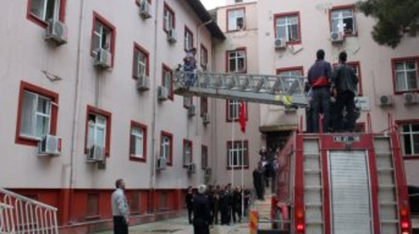 Birecik Devlet Hastanesi'nde Yangın Tatbikatı D&uuml;zenlendi