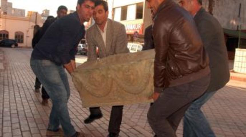 Evin Bah&ccedil;esinde Lahit &Ccedil;ıktı