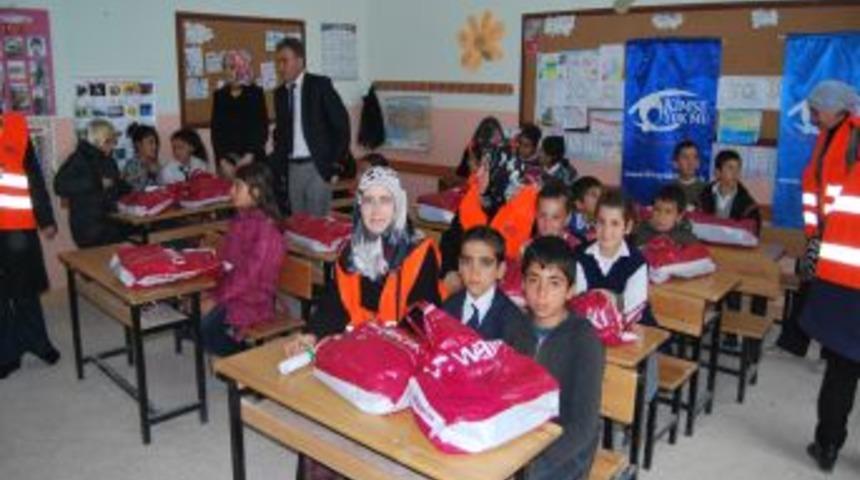 Kimse Yok Mu, Suru&ccedil;lu 400 &Ouml;ğrenciye Giysi Yardımı Yaptı