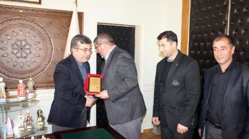 Motorlu Taşıyıcılar Kooperatifi'nden Cingil'e Teşekk&uuml;r Plaketi