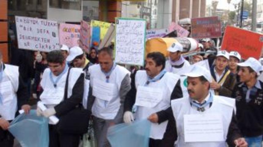 &Ouml;ğrenciler, Sigarayı Tabutta Taşıdılar Sonra G&ouml;md&uuml;ler