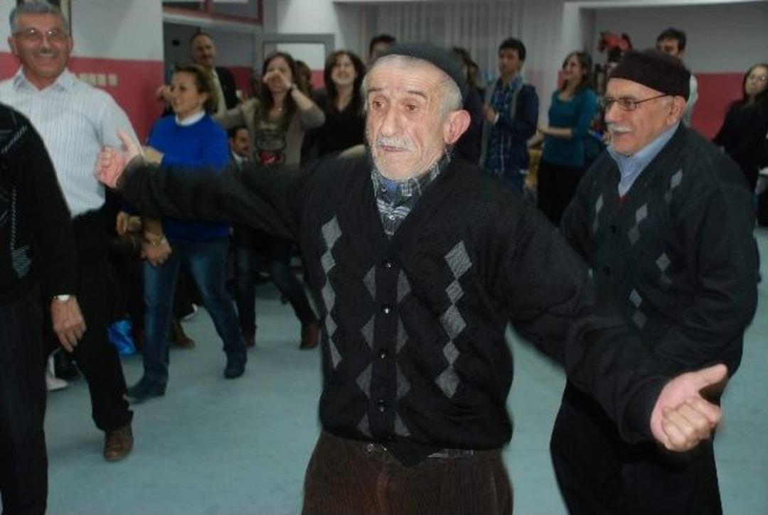 Gen&ccedil;lere Taş &Ccedil;ıkardılar