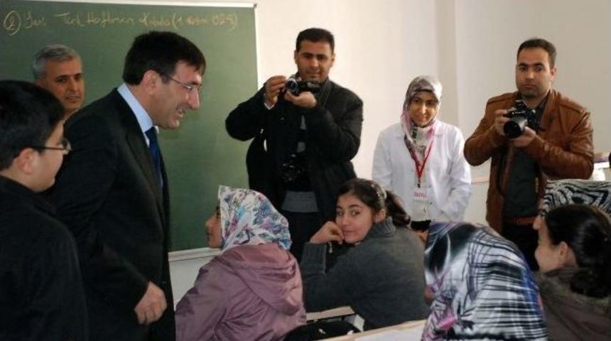 Bakan Yılmaz, Şanlıurfa'da Okuma Salonunda İncelemelerde Bulundu