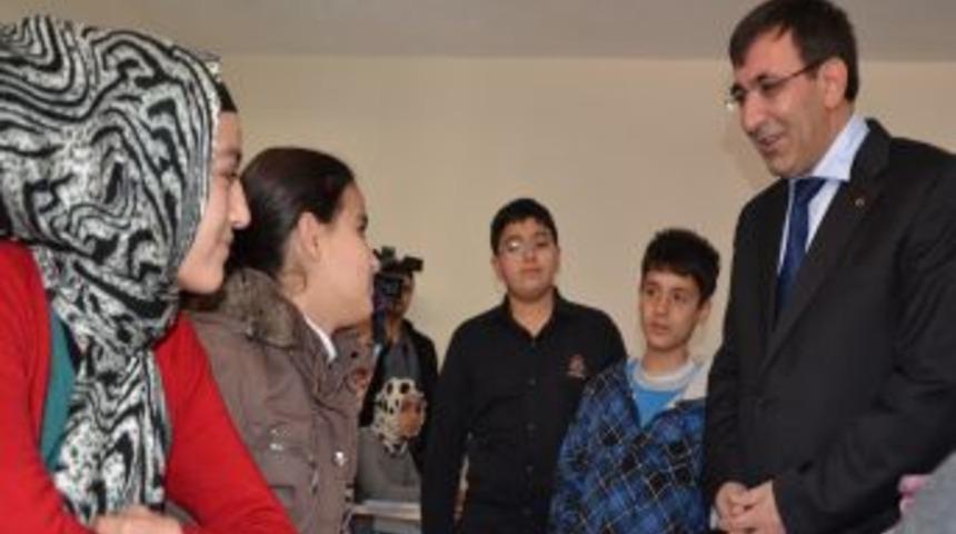 Bakan Yılmaz Şanlıurfa&rsquo;da Okuma Salonlarını Gezdi