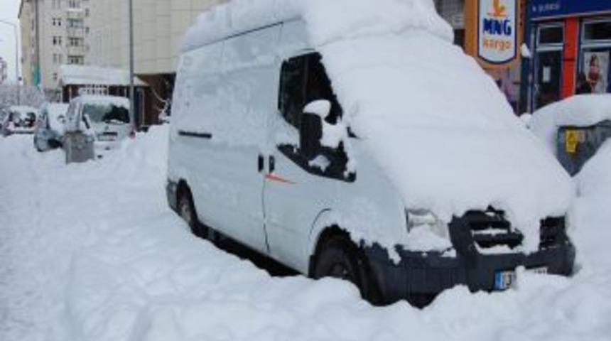 Tatvanlılar G&uuml;ne Kar Yağışıyla Başladı