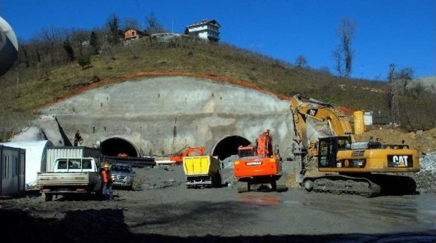 &Uuml;nal, &Ccedil;evre Yolu İnşaatında İncelemelerde Bulundu