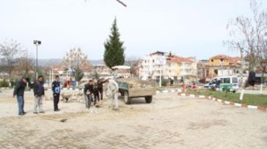 K&ouml;pr&uuml;başı Belediyesi Parkları Yeniliyor