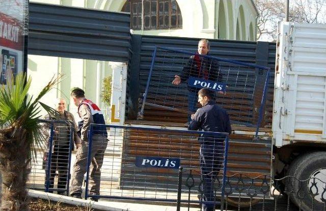 Başbakanın Mitingi İçin 4 Tır Polis Bariyeri Getirildi