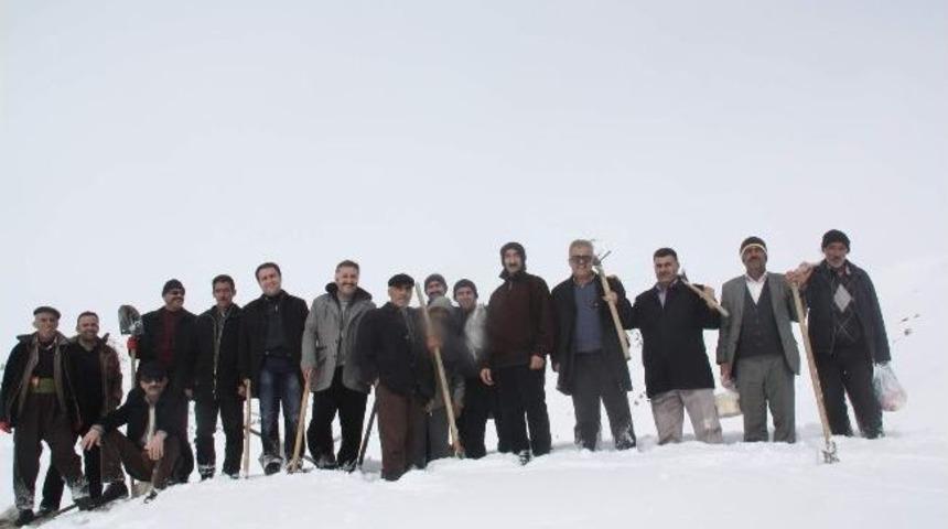 &Ccedil;ığ Altındaki İ&ccedil;me Suyu İshale Hattına Ulaşmaya &Ccedil;alışıyorlar