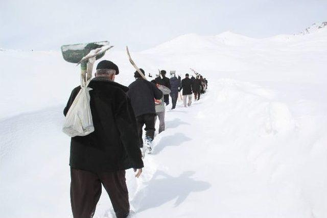 Çığ Altındaki İçme Suyu İshale Hattına Ulaşmaya Çalışıyorlar