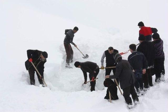 Çığ Altındaki İçme Suyu İshale Hattına Ulaşmaya Çalışıyorlar