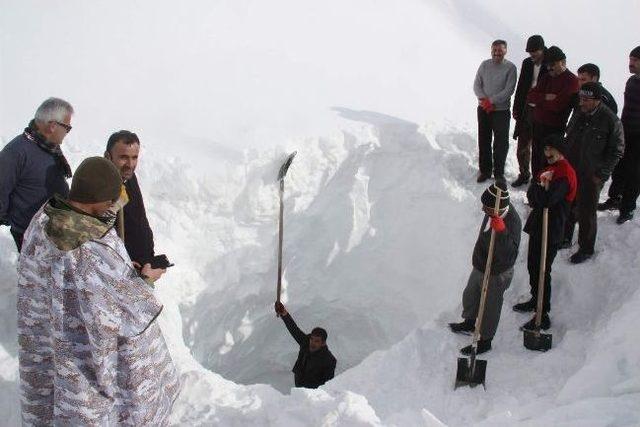 Çığ Altındaki İçme Suyu İshale Hattına Ulaşmaya Çalışıyorlar