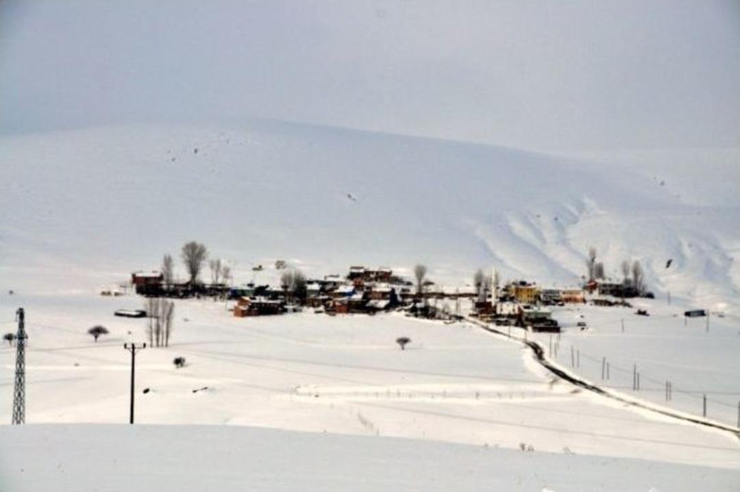 Kapanan K&ouml;y Yollarında &Ccedil;alışmalar Devam Ediyor