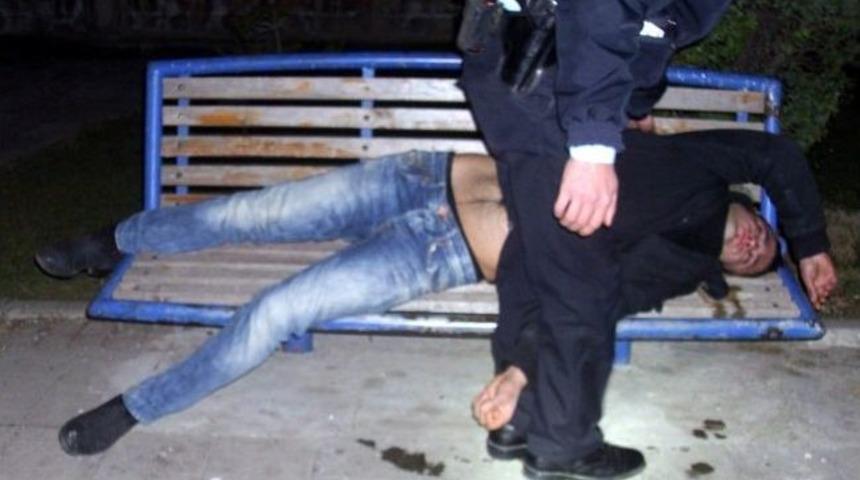 Parkta Fare Zehiri İ&ccedil;en Genci Polis Kurtardı