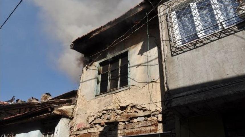 Ahşap Ev Yangında Kullanılamaz Hale Geldi