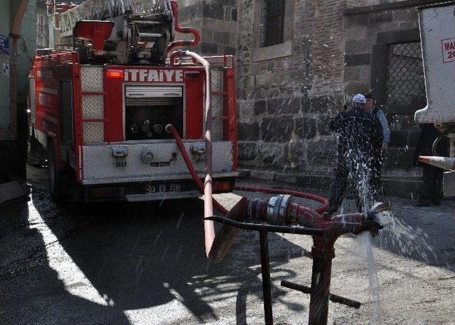 Ahşap Ev Yangında Kullanılamaz Hale Geldi