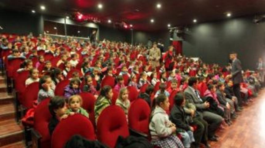 Van&rsquo;da 900 &Ouml;ğrenci İlk Kez Tiyatro İle Buluştu