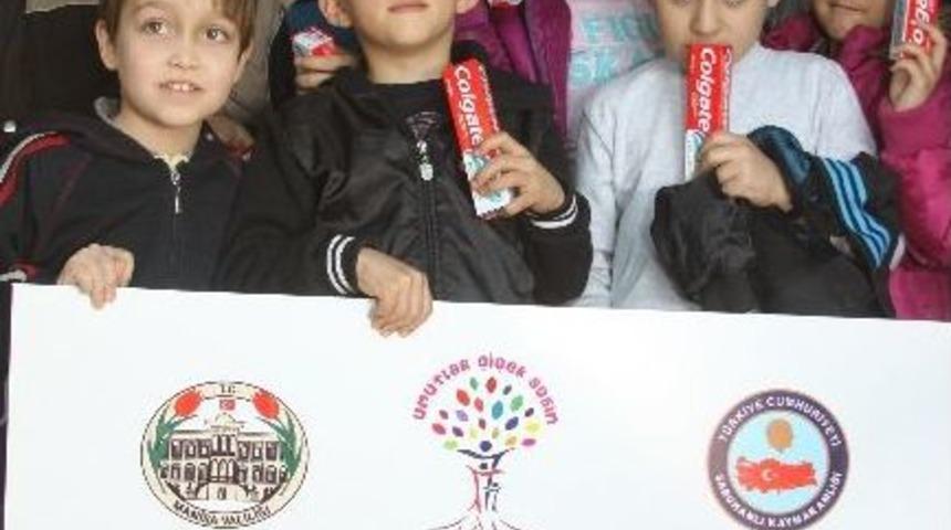 &Ouml;ğrencilere &Ccedil;izgi Film G&ouml;sterildi, Diş Macunu Dağıtıldı