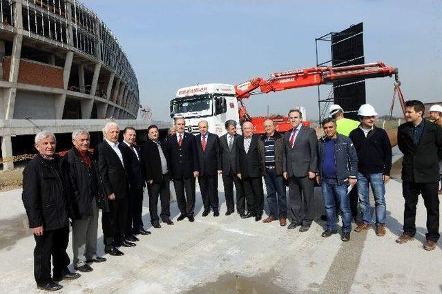 Timsah Arena'nın Kaplaması Başladı